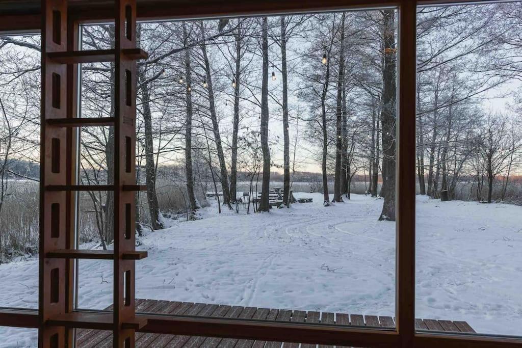 Beautiful Tiny House On The Lake Side. Тракай Экстерьер фото